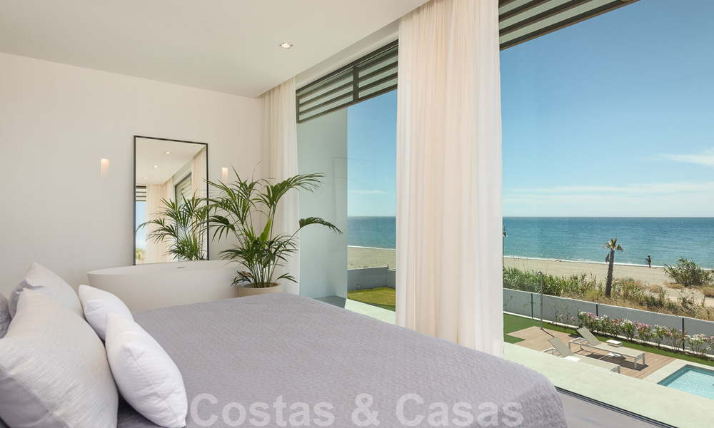 Se vende villa de diseño ultramoderna en primera línea de playa, New Golden Mile, Marbella - Estepona. 34274
