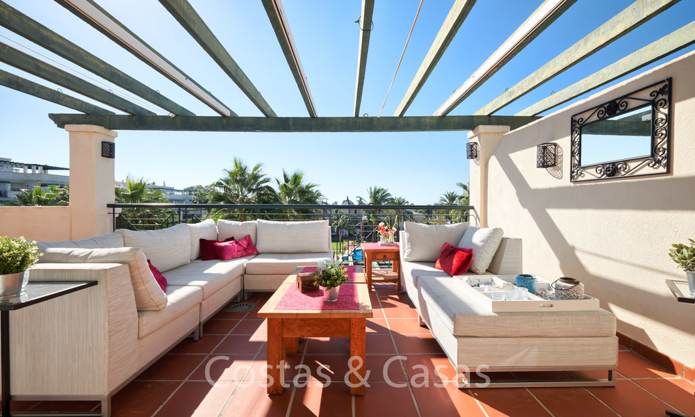 Apartamento en planta alta a la venta, a poca distancia de la playa y de Puerto Banús, Nueva Andalucia - Marbella 6604