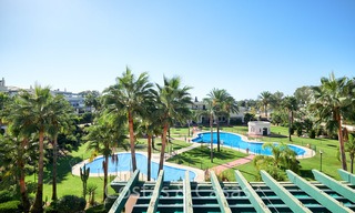 Apartamento en planta alta a la venta, a poca distancia de la playa y de Puerto Banús, Nueva Andalucia - Marbella 6605 