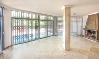 Para ser renovada - Villa en una parcela grande en venta en una ubicación espectacular y privilegiada - Milla de Oro, Marbella 7002 
