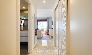 Muy atractivo apartamento de lujo frente al mar con fantásticas vistas al mar en venta - New Golden Mile, Marbella 7040 