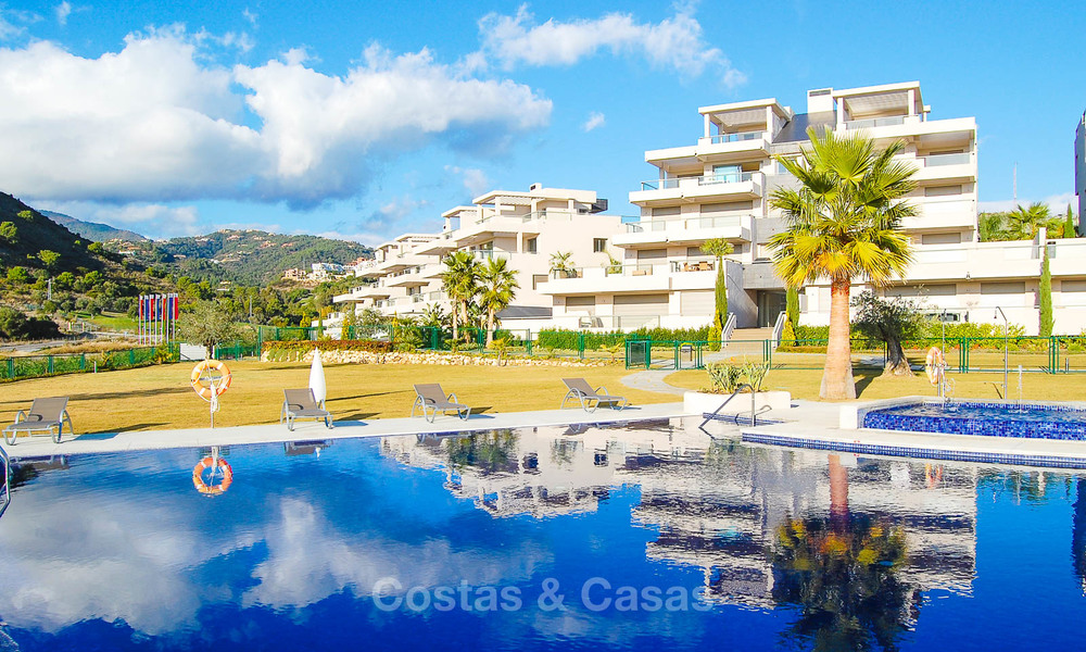 Amplio y luminoso apartamento moderno en venta con 4 dormitorios con vistas al mar y al golf en Marbella - Benahavis 7501