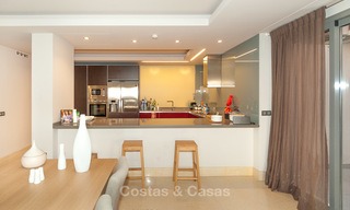 Amplio y luminoso apartamento moderno en venta con 4 dormitorios con vistas al mar y al golf en Marbella - Benahavis 7698 