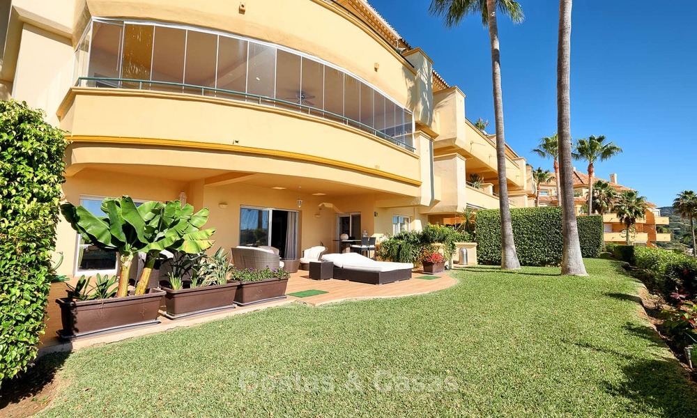 Amplio apartamento de lujo en planta baja con vistas al mar en venta - Elviria, Marbella Este 7550