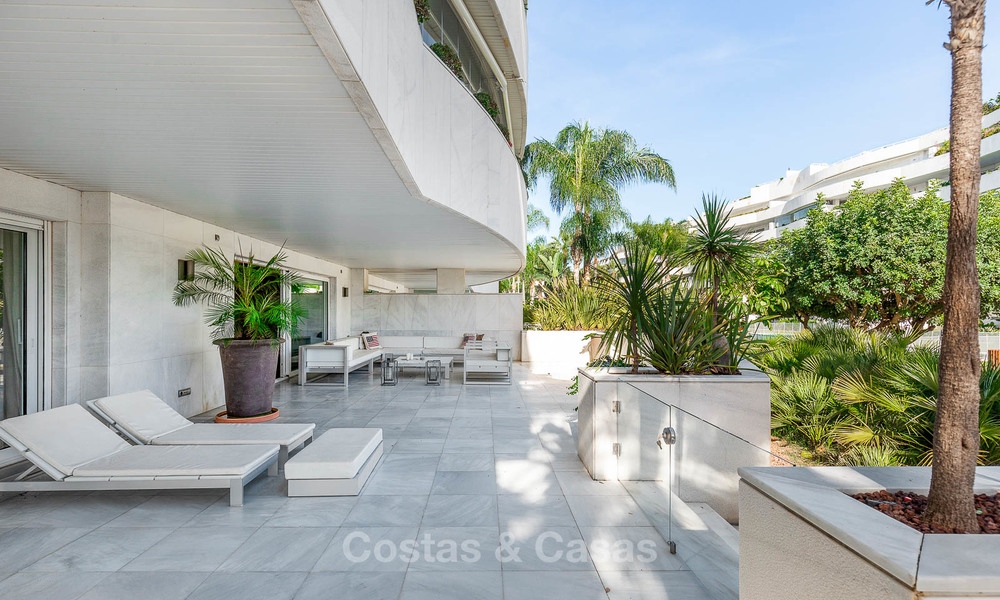 Apartamento de lujo en un prestigioso complejo de playa en venta, Puerto Banús, Marbella 7781
