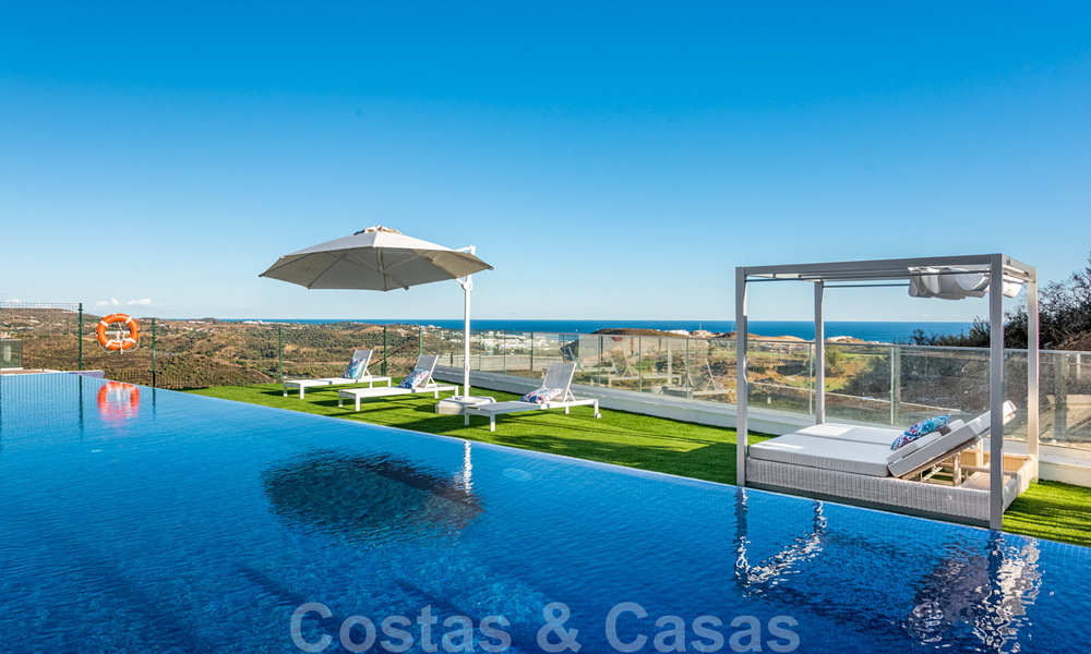 Nuevos y modernos apartamentos en primera línea de golf con vistas al mar en venta en un resort de lujo en La Cala, Mijas 39700