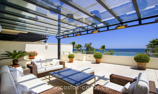 Apartamentos de lujo frente a la playa en venta en la Milla de Oro, Marbella, a poca distancia de Puerto Banús 22340 