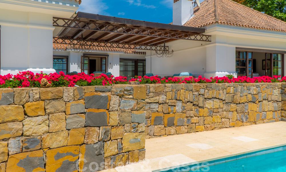 Suntuosa villa de lujo de estilo tradicional con magníficas vistas al mar en venta, Benahavis - Marbella. 37150