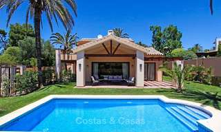 Villa de estilo clásico al lado de la playa en una popular zona residencial en venta - Este de Marbella 8748 