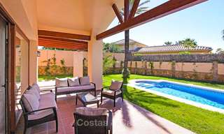 Villa de estilo clásico al lado de la playa en una popular zona residencial en venta - Este de Marbella 8754 