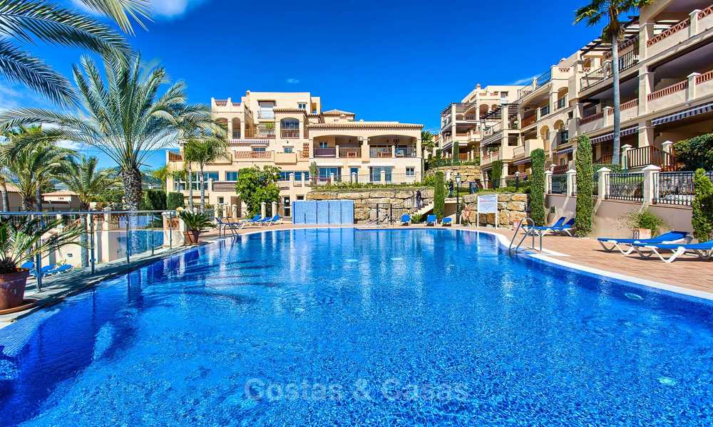 Impresionante ático dúplex en venta en un complejo de lujo, primera línea de golf con vistas al mar - Benahavis, Marbella 8870