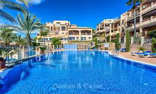 Impresionante ático dúplex en venta en un complejo de lujo, primera línea de golf con vistas al mar - Benahavis, Marbella 8870 