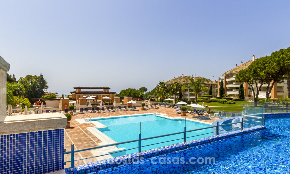 Apartamentos de lujo atemporales en venta con vistas al mar en la Milla de Oro, entre Puerto Banús y Marbella 22546