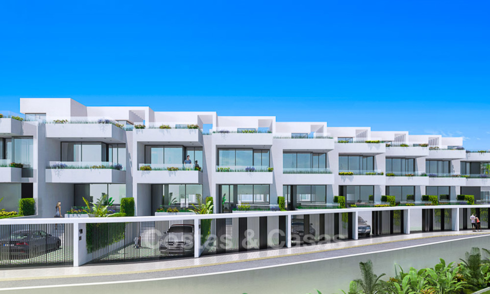 Preciosas casas adosadas nuevas y modernas en venta, a poca distancia de la playa y de los servicios en Fuengirola, Costa del Sol 9492
