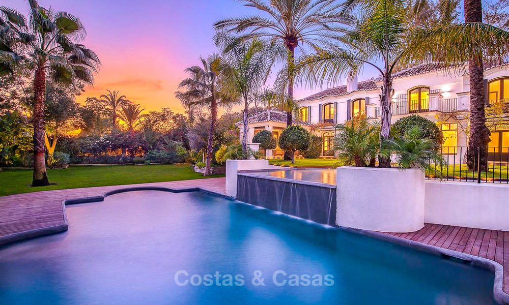 Villa palaciega de estilo mediterráneo en venta en una prestigiosa zona residencial junto a la playa, Guadalmina Baja, Marbella. 9963