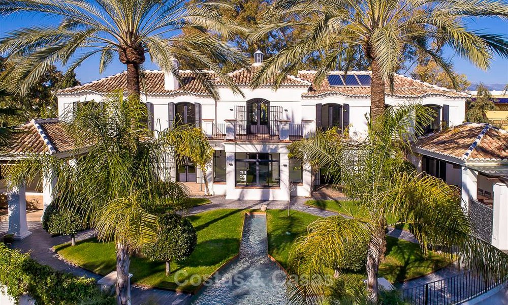 Villa palaciega de estilo mediterráneo en venta en una prestigiosa zona residencial junto a la playa, Guadalmina Baja, Marbella. 9992