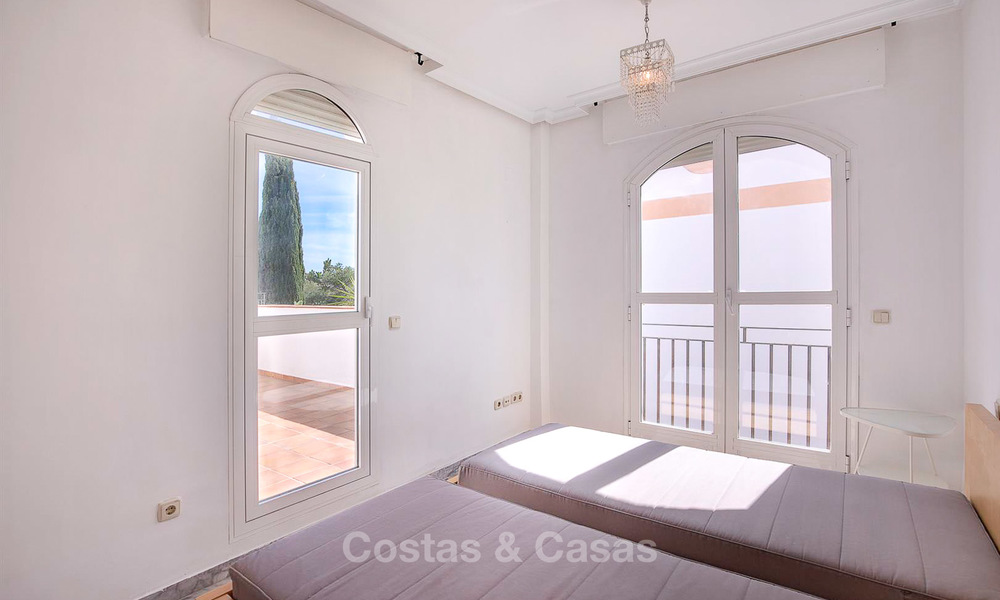 Amplio chalet adosado con magníficas vistas al mar en venta, en un prestigioso complejo frente a la playa - Este de Marbella 10056
