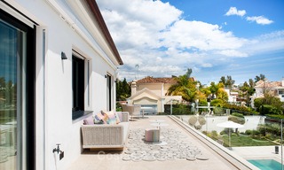 Excepcional villa de playa totalmente renovada en venta en la prestigiosa Milla de Oro – Marbella. 10130 