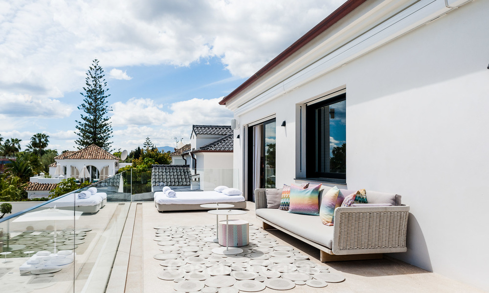 Excepcional villa de playa totalmente renovada en venta en la prestigiosa Milla de Oro – Marbella. 10132