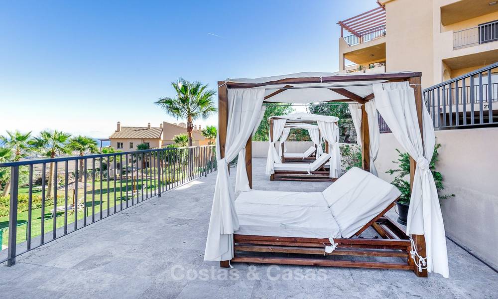 Ático de lujo con vistas panorámicas al mar y a la montaña en venta en Benahavis - Marbella 10547
