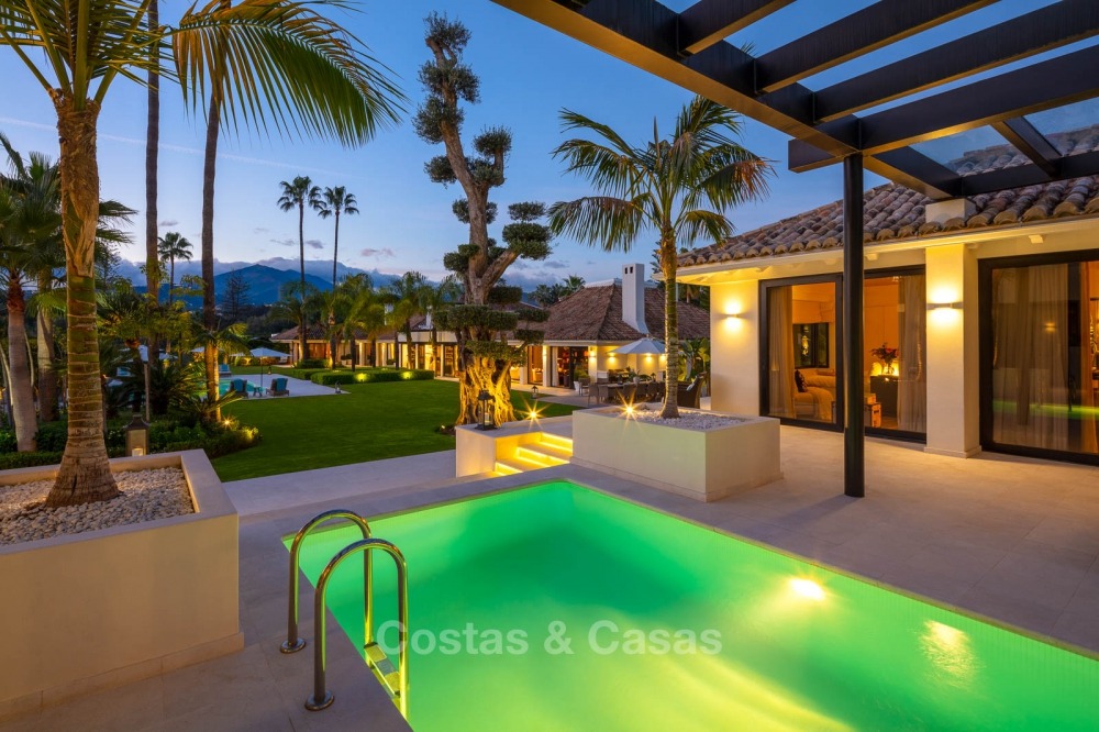 Villa palaciega en primera línea de golf en venta en Las Brisas Golf - Nueva Andalucia - Marbella 10892