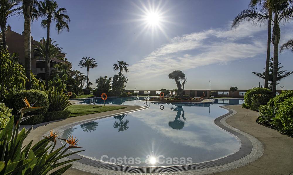 Apartamento de lujo en primera línea de playa en venta en un exclusivo complejo residencial, Puerto Banús - Marbella 11547