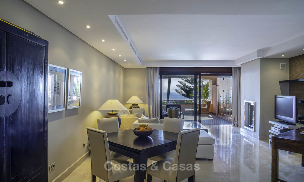 Apartamento de lujo en primera línea de playa en venta en un exclusivo complejo residencial, Puerto Banús - Marbella 11560