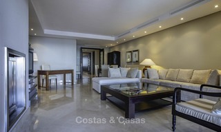 Apartamento de lujo en primera línea de playa en venta en un exclusivo complejo residencial, Puerto Banús - Marbella 11563 
