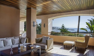 Apartamento de lujo en primera línea de playa en venta en un exclusivo complejo residencial, Puerto Banús - Marbella 11565 