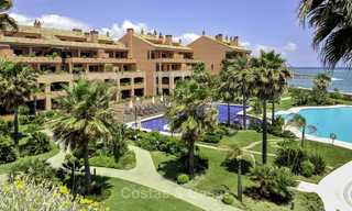 Apartamento de lujo en primera línea de playa en venta en un exclusivo complejo residencial, Puerto Banús - Marbella 11585 
