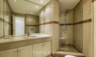 Atractivo y espacioso apartamento en un exclusivo complejo frente al mar en venta, entre Marbella y Estepona. 11768 