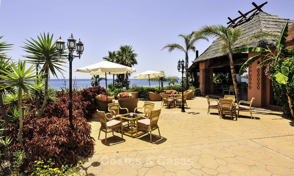 Atractivo y espacioso apartamento en un exclusivo complejo frente al mar en venta, entre Marbella y Estepona. 12327