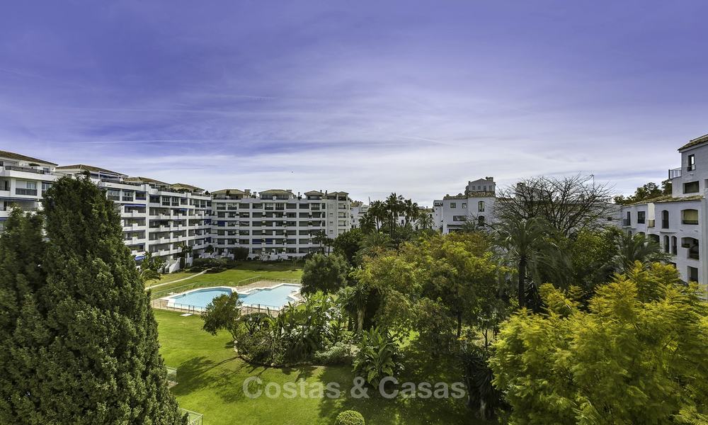 Apartamentos de lujo totalmente renovados a la orilla de la playa, listos para mudarse, en el centro de Puerto Banús - Marbella 11898