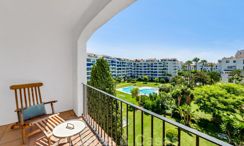 Apartamentos de lujo totalmente renovados a la orilla de la playa, listos para mudarse, en el centro de Puerto Banús - Marbella 28179