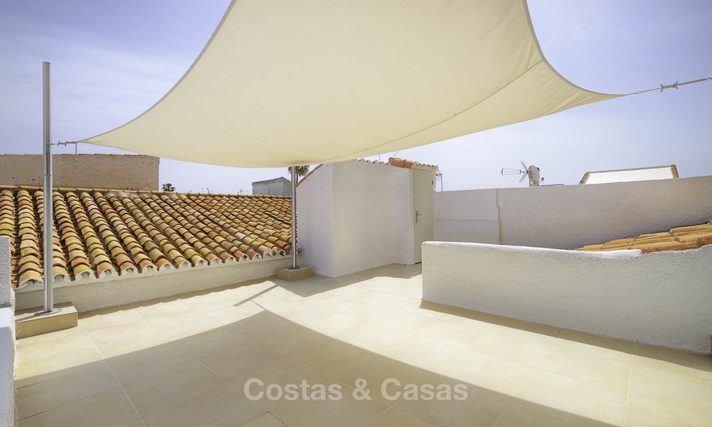 Casa adosada totalmente renovada en venta en una urbanización frente al mar en la Nueva Milla de Oro - Estepona - Marbella 12011