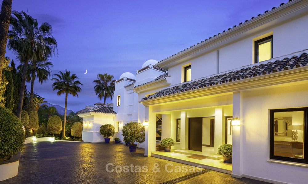 Excepcional villa de lujo con increíbles vistas al golf y al mar en venta en el corazón de Nueva Andalucía - Marbella 12100