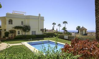 Encantadora casa adosada totalmente reformada con vistas al mar y a la montaña en venta, en un prestigioso complejo de golf en Benahavis - Marbella 12206 