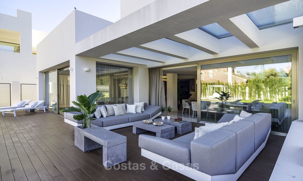 Exquisita y moderna villa de lujo de alta gama a la venta, lista para ser habitada, en la playa de la Milla de Oro de Marbella 12414