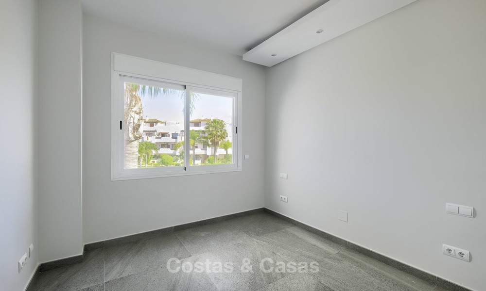 Apartamento totalmente rediseñado y renovado en primera línea de playa en venta, entre Estepona y Marbella 12481