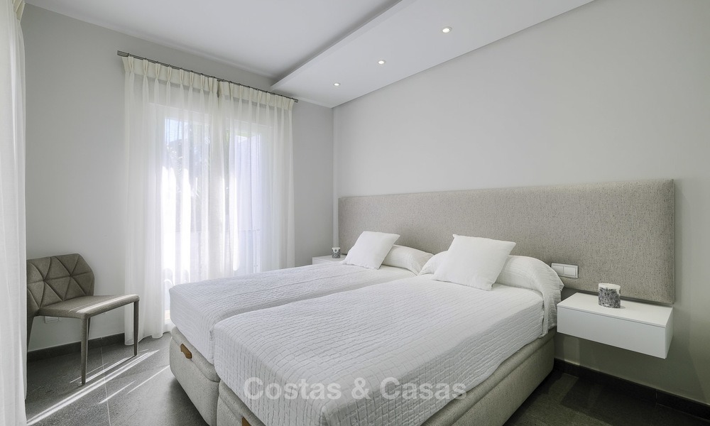 Ático dúplex de 3 dormitorios totalmente renovado en venta en un complejo frente al mar, entre Marbella y Estepona 12498