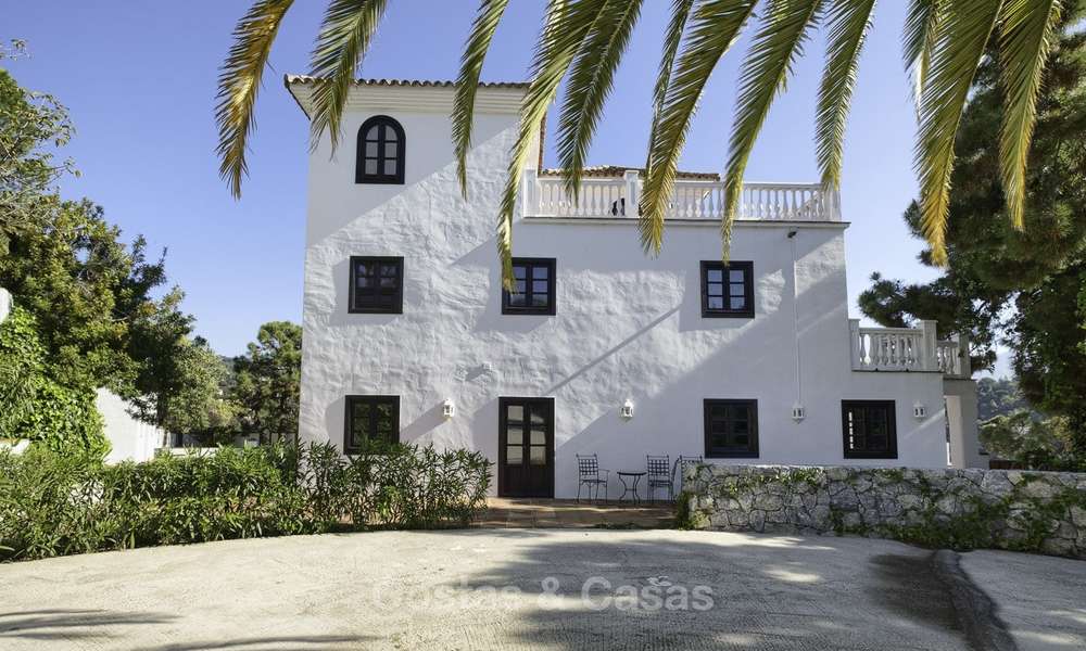 Encantadora villa de estilo tradicional con vistas al mar y a la montaña en venta en El Madroñal – Benahavis – Marbella 12625