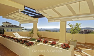 Amplios apartamentos y áticos de lujo con vistas al mar en venta en Nueva Andalucia, Marbella 12760 
