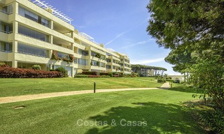 Bonito apartamento en primera línea de playa con vistas al mar en venta en un complejo de alto nivel en Cabopino - Este de Marbella 12983 