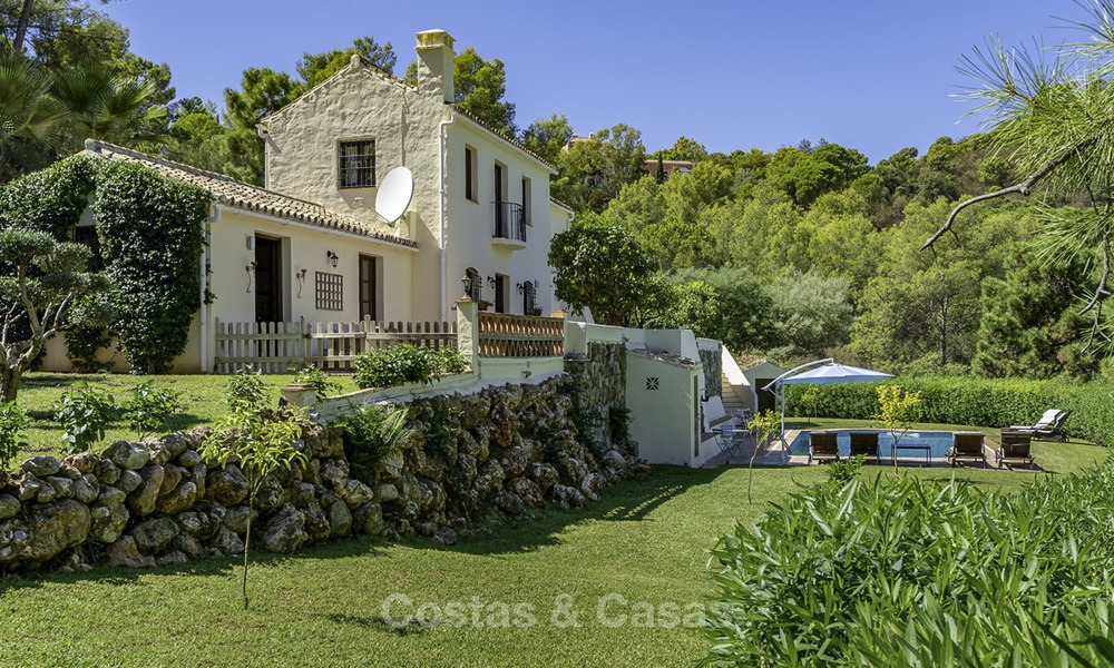 Idílica villa tradicional con increíbles vistas al campo en venta, en la exclusiva finca cerrada de El Madroñal – Benahavis – Marbella 12942