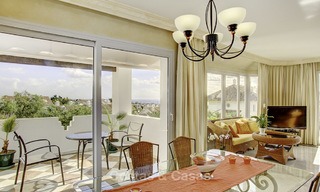 Amplio apartamento con vistas panorámicas al mar en venta, en un prestigioso complejo en la Milla de Oro de Marbella. 13159 