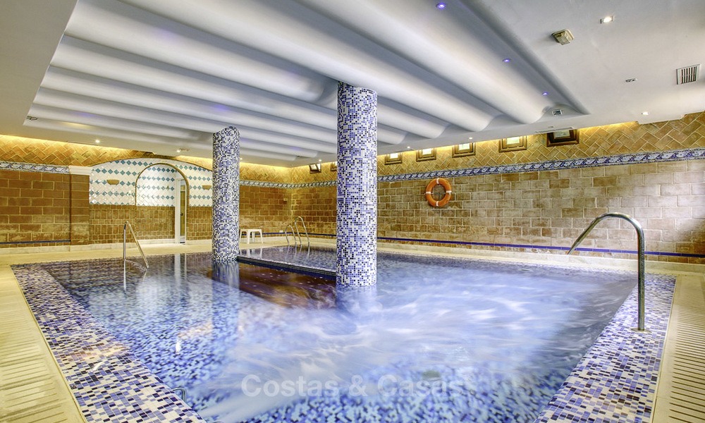 Amplio apartamento con vistas panorámicas al mar en venta, en un prestigioso complejo en la Milla de Oro de Marbella. 13183
