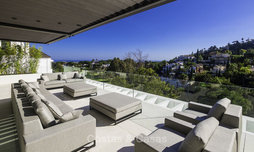 Villa de lujo moderna a estrenar con vistas panorámicas al mar, lista para vivir, en una elegante urbanización de golf en Nueva Andalucia - Marbella 13262