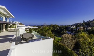 Villa de lujo moderna a estrenar con vistas panorámicas al mar, lista para vivir, en una elegante urbanización de golf en Nueva Andalucia - Marbella 13271 