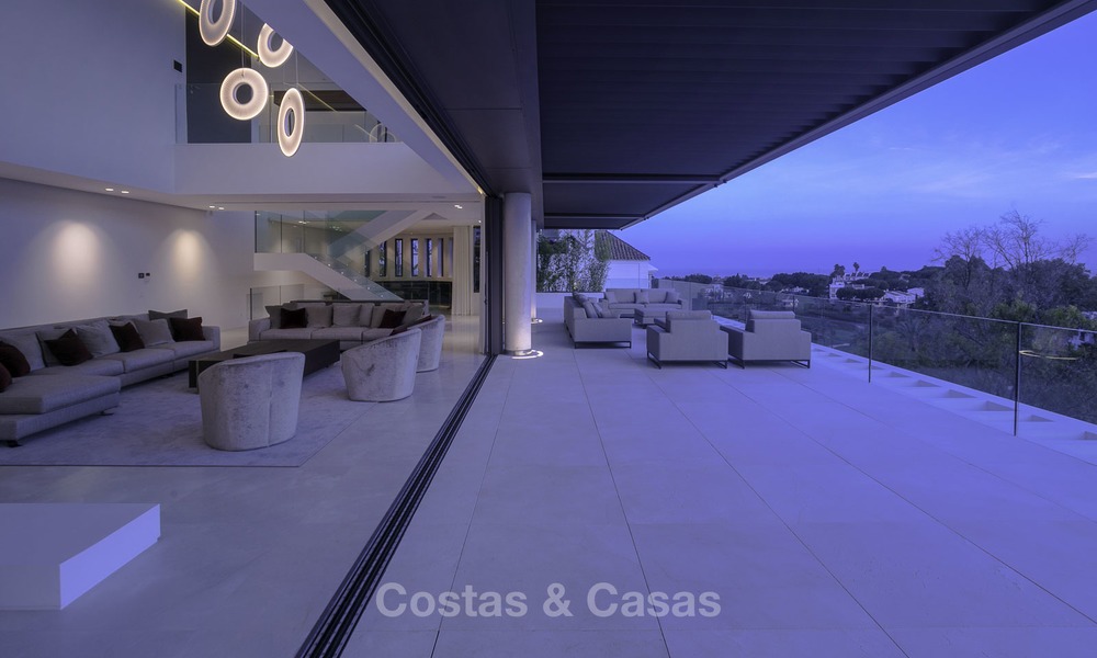 Villa de lujo moderna a estrenar con vistas panorámicas al mar, lista para vivir, en una elegante urbanización de golf en Nueva Andalucia - Marbella 13287