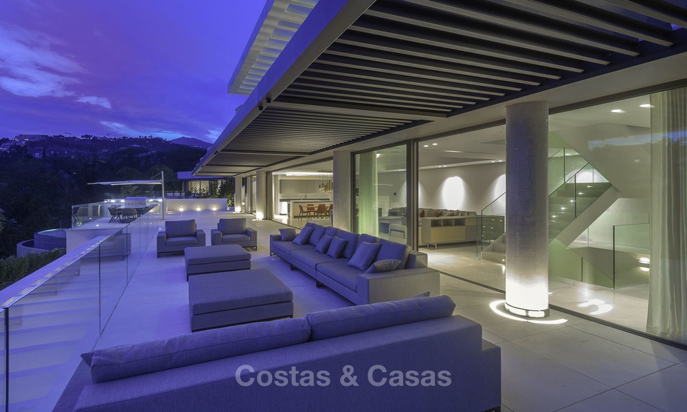 Villa de lujo moderna a estrenar con vistas panorámicas al mar, lista para vivir, en una elegante urbanización de golf en Nueva Andalucia - Marbella 13303